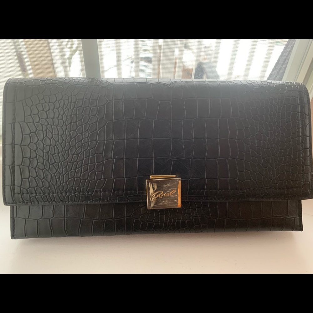 Black clutch